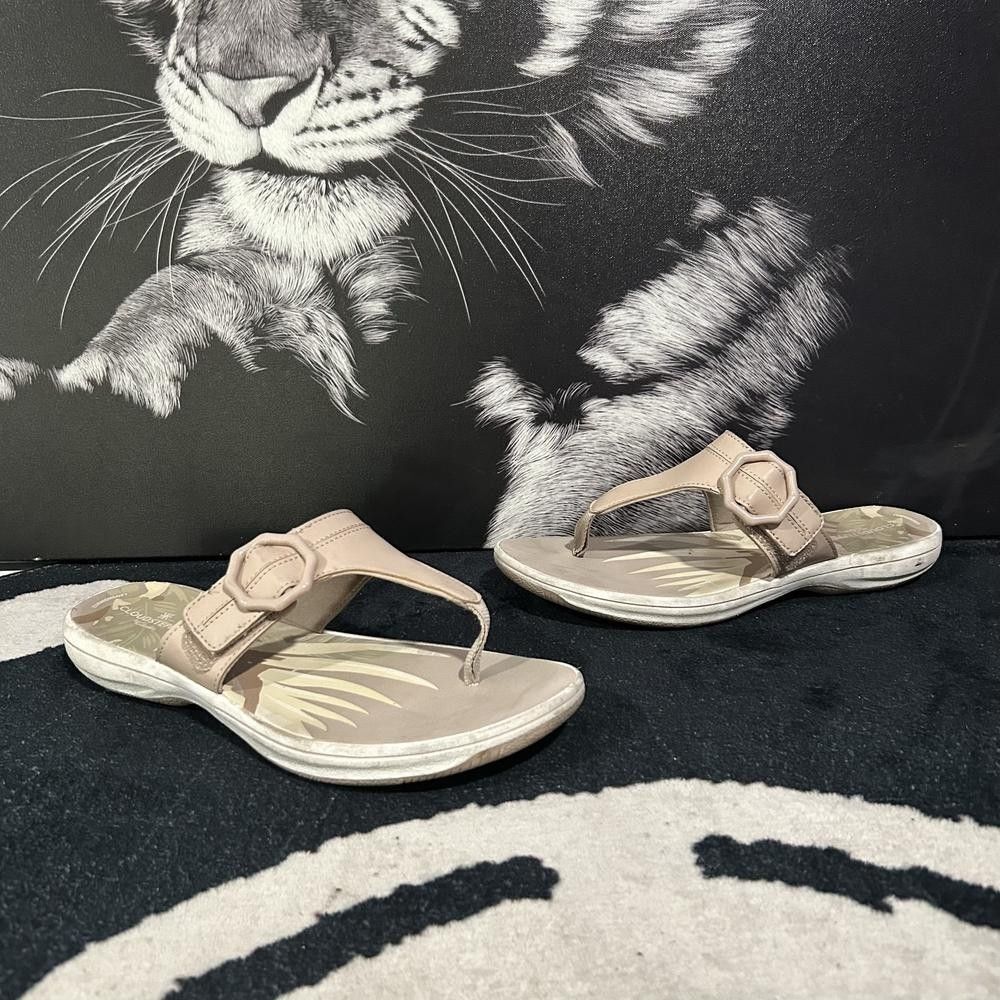 Clarks Cloudsteppers Flip Flop Sandal Womens 10M Beige Synthetic Thong Cushioned